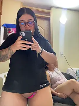 Snapshot of alissonfernandez_ chatting on December 19, 2025, 4:31 pm alissonfernandez online show from December 19, 2025, 4:31 pm