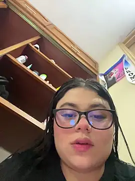 alissonfernandez  online show from April 5, 2026, 7:31 pm