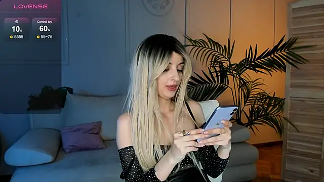 Snapshot of Katty_Lights chatting on March 8, 2025, 1:17 am Katty Lights online show from March 8, 2025, 1:17 am