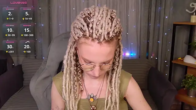 Snapshot of VioletShine chatting on July 26, 2026, 9:27 am VioletShine online show from July 26, 2026, 9:27 am