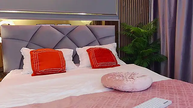 AvaCristal online show from November 28, 2025, 7:47 pm