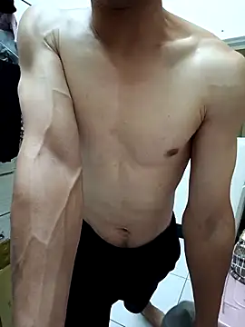 Snapshot of chiata410 chatting on November 16, 2025, 4:12 pm chiata410 online show from November 16, 2025, 4:12 pm