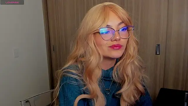 Snapshot of LanaDelmontt chatting on January 25, 2025, 1:21 am LanaDelmontt online show from January 25, 2025, 1:21 am
