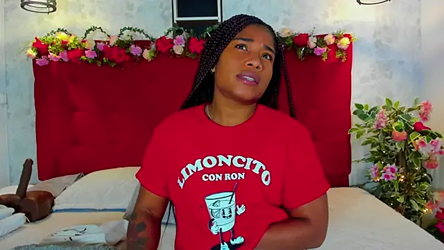 Snapshot of SilvannaFit chatting on December 15, 2025, 12:00 pm SilvannaFit online show from December 15, 2025, 12:00 pm