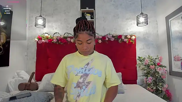 Snapshot of SilvannaFit chatting on December 3, 2025, 10:14 am SilvannaFit online show from December 3, 2025, 10:14 am