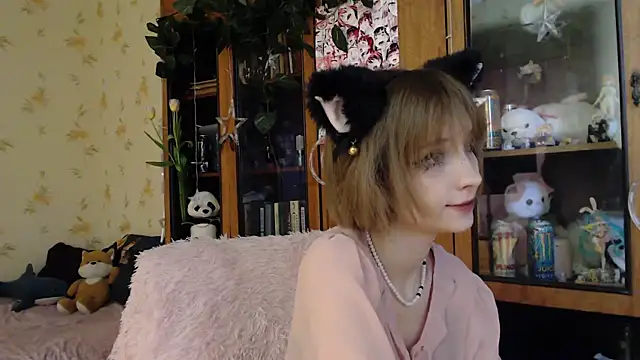 cloudgirrl online show from March 9, 2025, 7:23 am