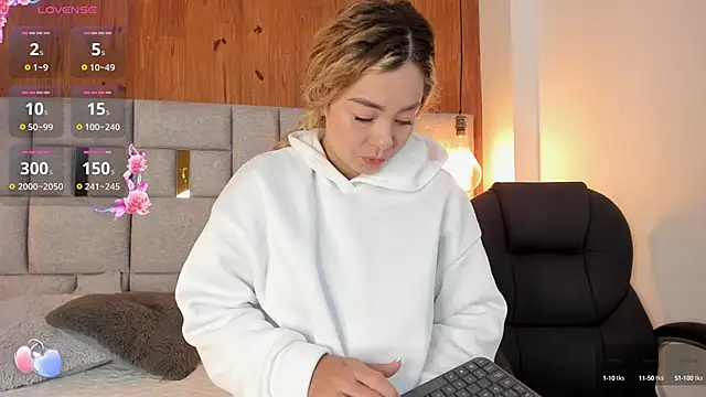 Snapshot of Saori_newman chatting on September 19, 2025, 11:36 am Saori newman online show from September 19, 2025, 11:36 am