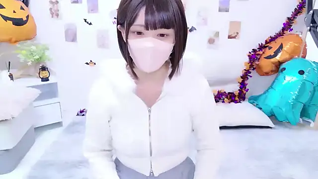 Snapshot of aki_zzz chatting on October 28, 2025, 7:35 pm aki zzz online show from October 28, 2025, 7:35 pm