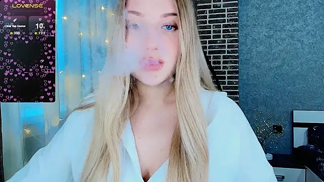 Snapshot of Evacadooo chatting on November 27, 2025, 4:46 am Evacadooo online show from November 27, 2025, 4:46 am