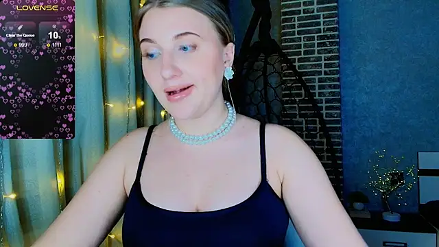 Snapshot of Evacadooo chatting on November 22, 2025, 12:04 pm Evacadooo online show from November 22, 2025, 12:04 pm