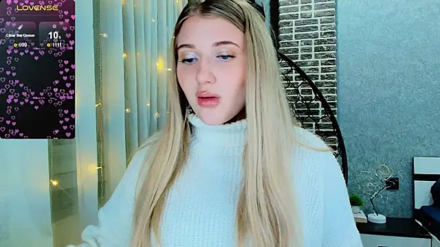 Snapshot of Evacadooo chatting on November 29, 2025, 1:28 am Evacadooo online show from November 29, 2025, 1:28 am