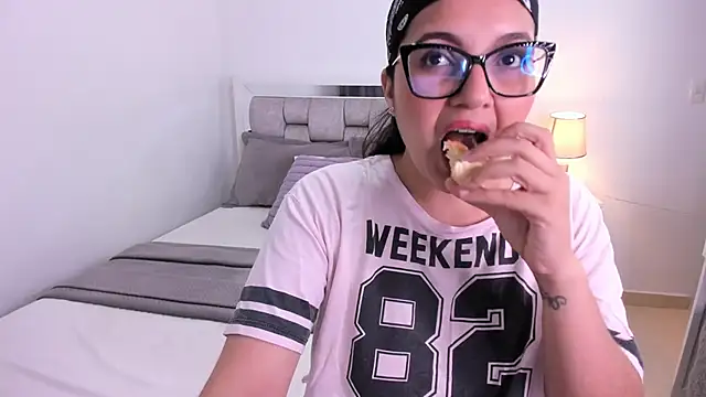 Camilaa bueno online show from April 14, 2026, 11:54 pm