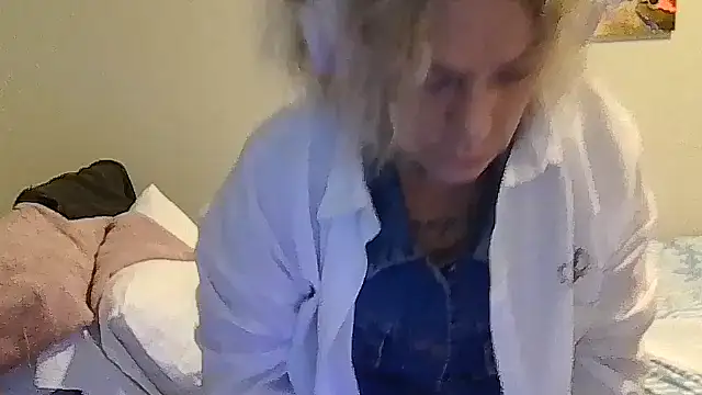 Snapshot of housewife_shantie chatting on May 5, 2026, 5:16 pm housewife shantie online show from May 5, 2026, 5:16 pm