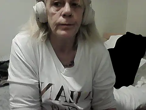 Snapshot of housewife_shantie chatting on November 14, 2025, 2:21 pm housewife shantie online show from November 14, 2025, 2:21 pm