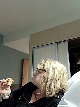 Snapshot of housewife_shantie chatting on December 17, 2025, 2:44 pm housewife shantie online show from December 17, 2025, 2:44 pm