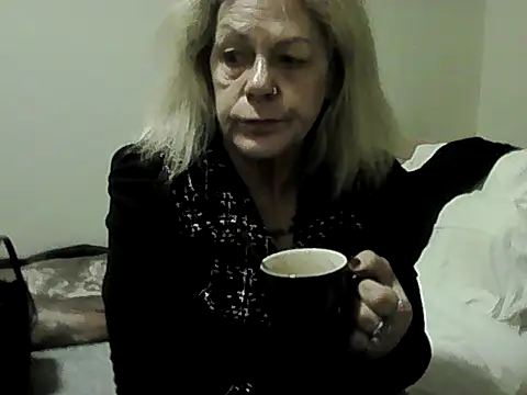 Snapshot of housewife_shantie chatting on November 13, 2025, 7:18 pm housewife shantie online show from November 13, 2025, 7:18 pm