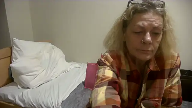 Snapshot of housewife_shantie chatting on October 23, 2025, 8:57 am housewife shantie online show from October 23, 2025, 8:57 am