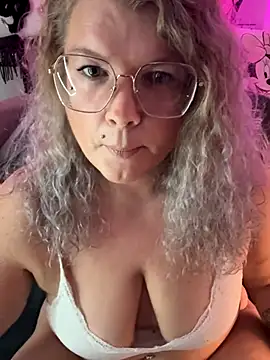 CurvyAnonymousGirl89 online show from December 4, 2025, 7:57 pm