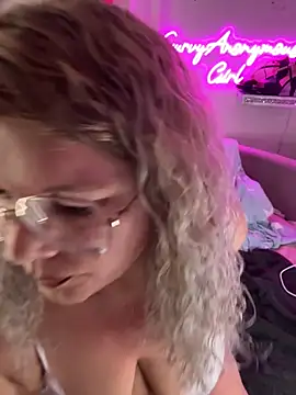 CurvyAnonymousGirl89 online show from October 28, 2025, 4:50 pm