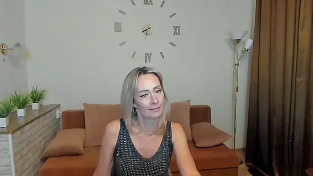 Snapshot of Julia_Cherry_ chatting on February 9, 2025, 2:18 pm Julia Cherry online show from February 9, 2025, 2:18 pm