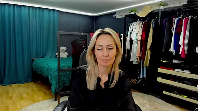 Julia Cherry  online show from April 20, 2026, 3:02 pm