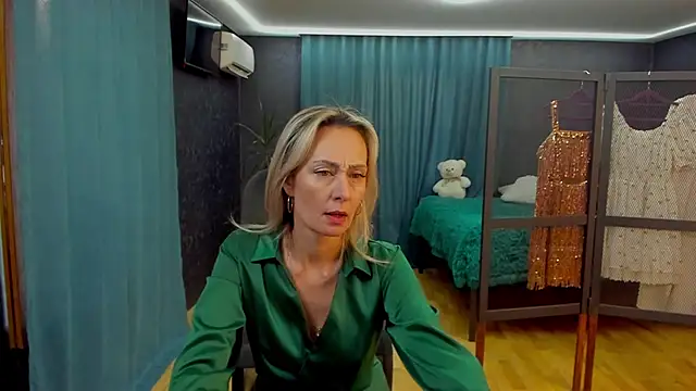 Snapshot of Julia_Cherry_ chatting on October 6, 2025, 12:50 pm Julia Cherry online show from October 6, 2025, 12:50 pm