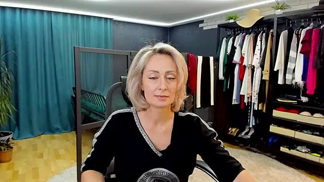 Snapshot of Julia_Cherry_ chatting on May 14, 2026, 2:03 pm Julia Cherry online show from May 14, 2026, 2:03 pm