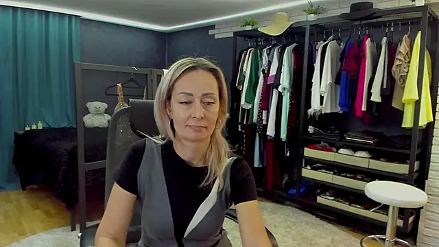 Julia Cherry  online show from February 8, 2026, 4:15 pm