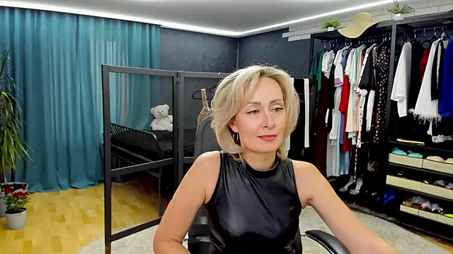 Snapshot of Julia_Cherry_ chatting on May 28, 2026, 1:06 pm Julia Cherry online show from May 28, 2026, 1:06 pm