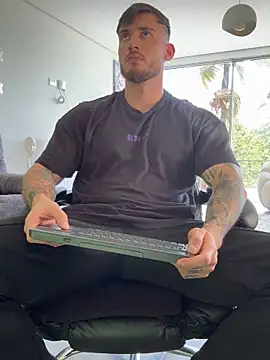 Snapshot of DimitriSullivan_ chatting on November 4, 2025, 5:39 pm DimitriSullivan online show from November 4, 2025, 5:39 pm