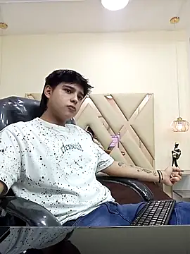 Snapshot of AndrewPherson chatting on April 15, 2026, 12:53 pm AndrewPherson online show from April 15, 2026, 12:53 pm