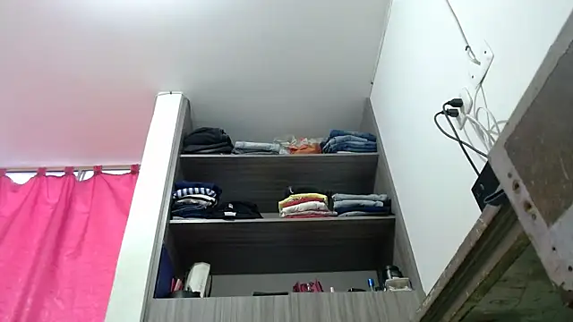 nicolle milf1978 online show from April 17, 2026, 10:34 pm