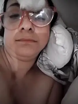 nicolle milf1978 online show from April 18, 2026, 1:24 pm