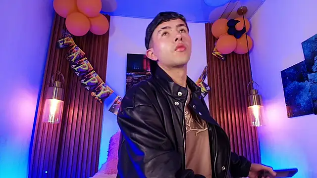 Snapshot of Noah_Xitruxx chatting on October 28, 2025, 2:45 am Noah Xitruxx online show from October 28, 2025, 2:45 am