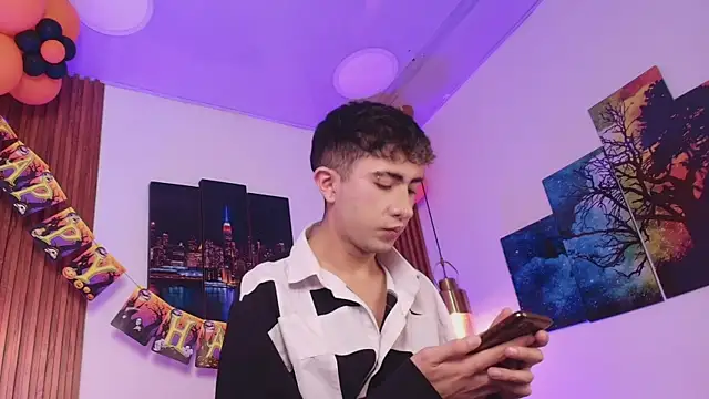 Snapshot of Noah_Xitruxx chatting on November 3, 2025, 3:34 am Noah Xitruxx online show from November 3, 2025, 3:34 am