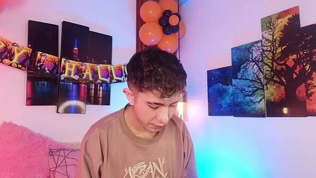 Snapshot of Noah_Xitruxx chatting on October 11, 2025, 3:51 am Noah Xitruxx online show from October 11, 2025, 3:51 am