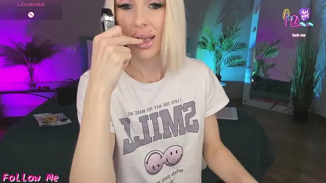 Lana kitty   online show from May 27, 2026, 10:39 pm