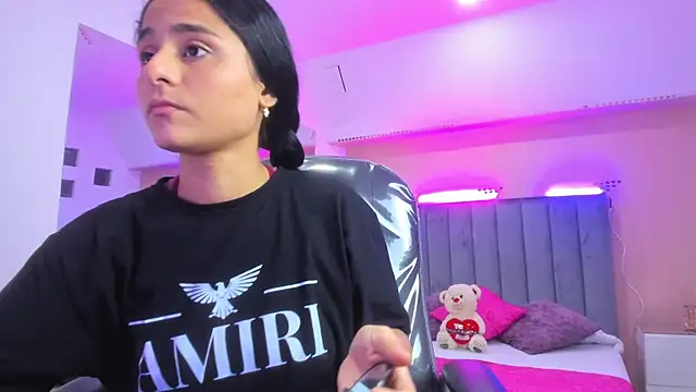 Giselle Roldan online show from December 19, 2025, 3:43 am