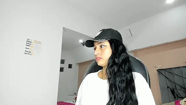 Giselle Roldan online show from October 16, 2025, 3:37 am