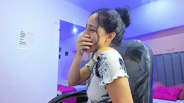 Giselle Roldan online show from February 27, 2026, 3:51 am