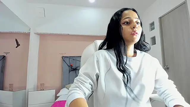 Giselle Roldan online show from October 8, 2025, 4:14 am