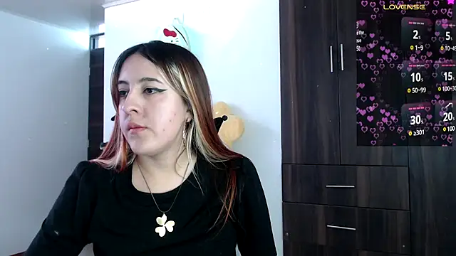 SarahXRusso online show from December 18, 2024, 3:00 pm