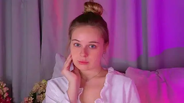 BeatriceEsmont online show from September 18, 2025, 7:28 pm