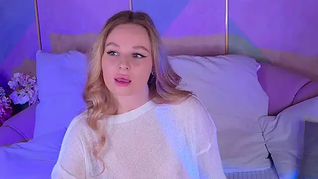 BeatriceEsmont online show from March 10, 2025, 8:45 pm