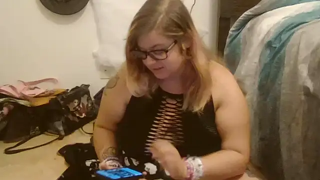 Snapshot of HoneyBear19 chatting on October 20, 2025, 7:09 am HoneyBear19 online show from October 20, 2025, 7:09 am