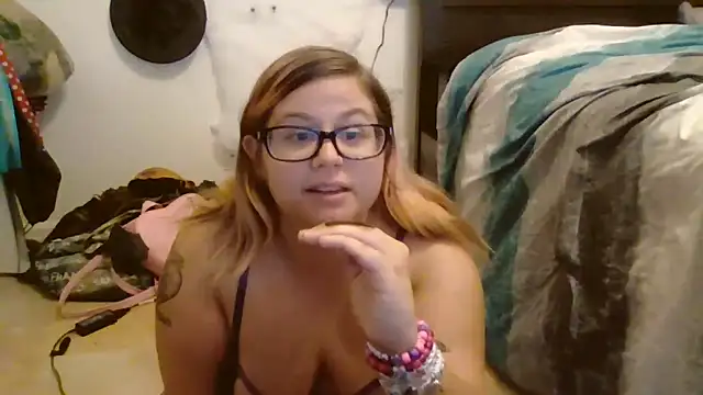 Snapshot of HoneyBear19 chatting on October 20, 2025, 7:14 pm HoneyBear19 online show from October 20, 2025, 7:14 pm