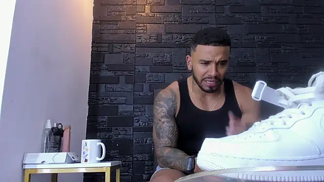 Snapshot of bruno_miller_ chatting on November 28, 2025, 8:31 pm bruno miller online show from November 28, 2025, 8:31 pm