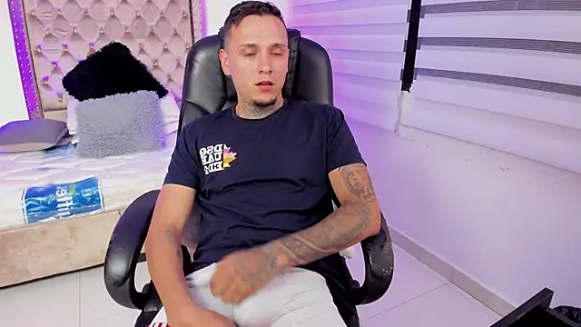 Snapshot of dann_torres chatting on December 5, 2024, 4:04 am dann torres online show from December 5, 2024, 4:04 am