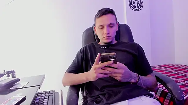 Snapshot of dann_torres chatting on December 10, 2024, 3:30 am dann torres online show from December 10, 2024, 3:30 am