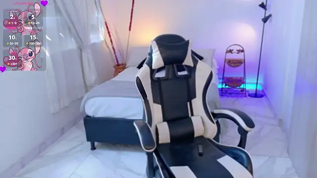 AnabelWolf online show from October 28, 2025, 3:33 pm